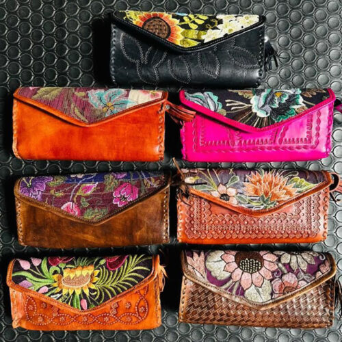 Cartera de mano en piel grabada y bordada
