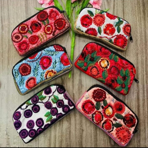 Monedero artesanal de flores bordado